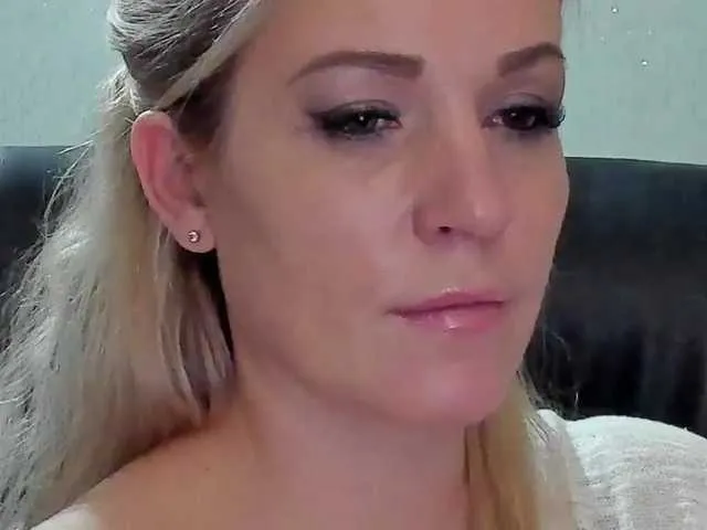 Live sex webcam photo for SmokingWoman #271237606