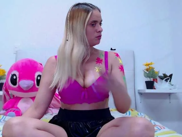 Live sex webcam photo for DirtyTina #271238529