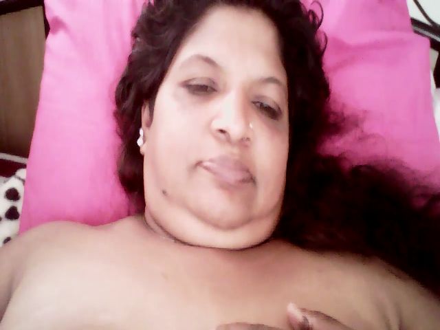 Live sex webcam photo for Indianbarbie3 #271233068