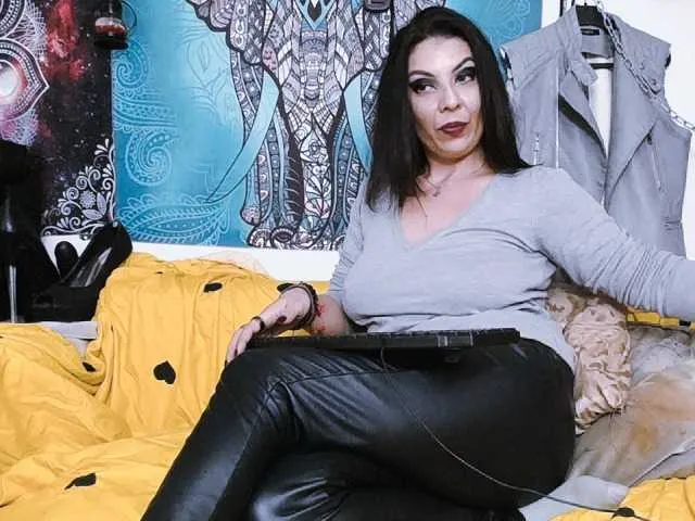 Live sex webcam photo for GoddessShae #271238358