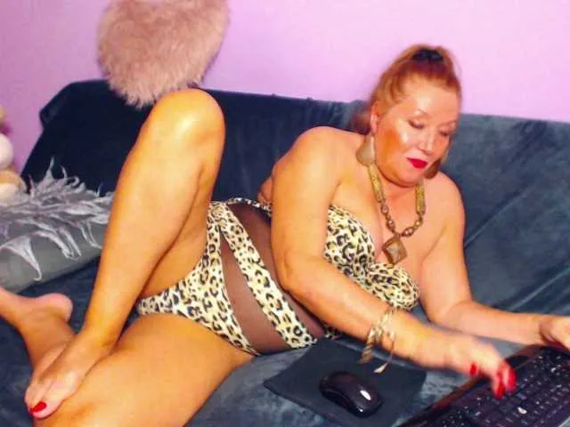 Live sex webcam photo for ClassyLydya #271237897