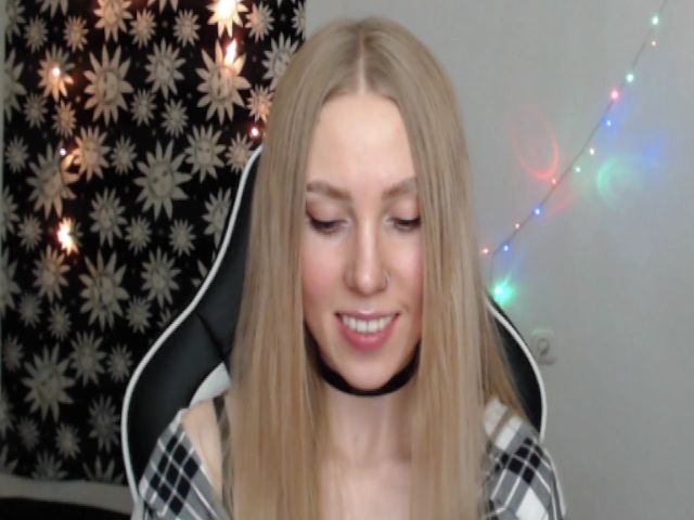 Live sex webcam photo for MagicElfie #271239823