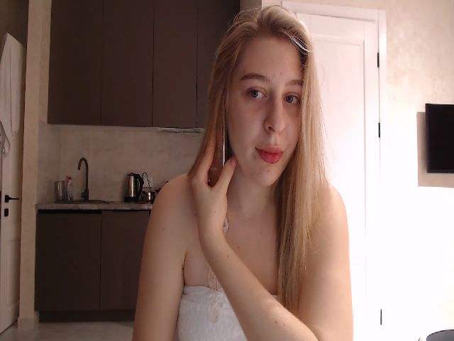 Live sex webcam photo for BlondeDivaa #271236031