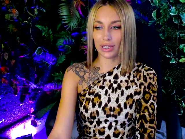Live sex webcam photo for Erika-Foxy #271227201