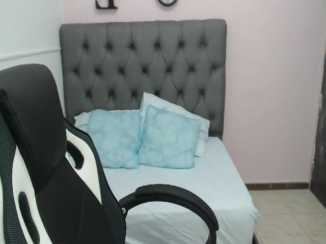 Live sex webcam photo for Little_zoe_x #271239854