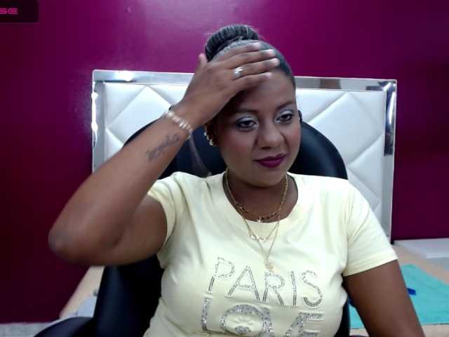 Live sex webcam photo for LuciaPaez #271227786