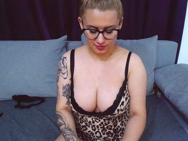 Live sex webcam photo for O-Queen #271247631