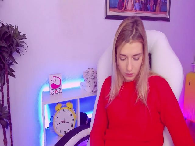 Live sex webcam photo for HotCarolineXO #271249192