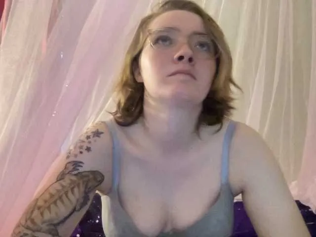 Live sex webcam photo for CandyBurger21 #271255937