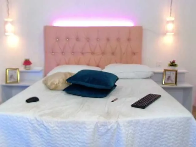 Live sex webcam photo for LindsayHoffma #271266563