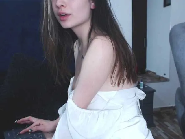 Live sex webcam photo for CarolineJames #271266741