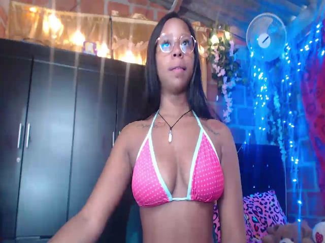 Live sex webcam photo for Hot_nia69 #271263257