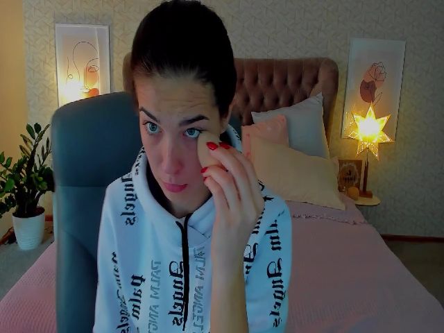 Live sex webcam photo for VeronikaLovee #271260178