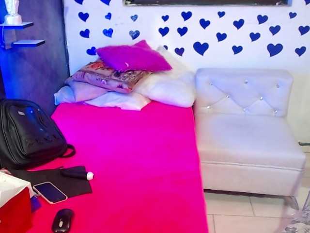 Live sex webcam photo for Vanessagomez1 #271256176