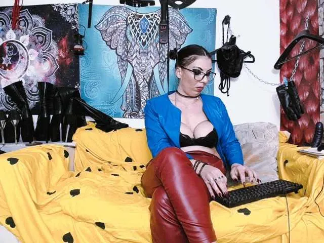 Live sex webcam photo for GoddessShae #271255781