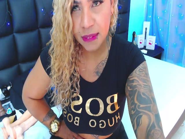 Live sex webcam photo for Samantha_25_ #271278658