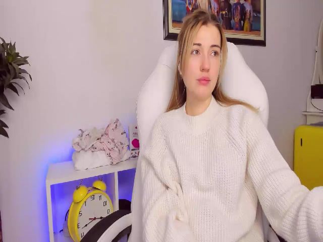 Live sex webcam photo for HotCarolineXO #271278495