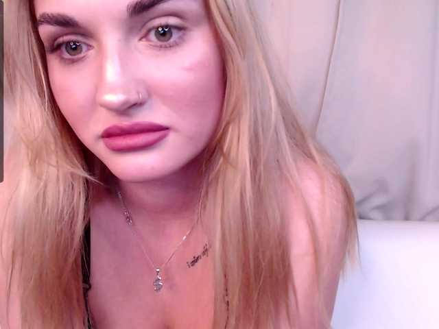 Live sex webcam photo for Your-Alison #271270102