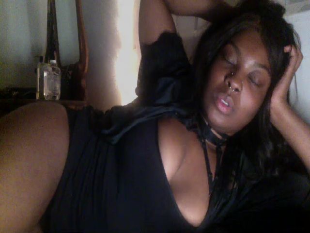 Live sex webcam photo for LunaNoire #271273028