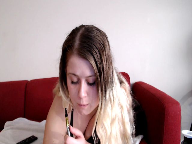 Live sex webcam photo for BaddBirdie #271278759