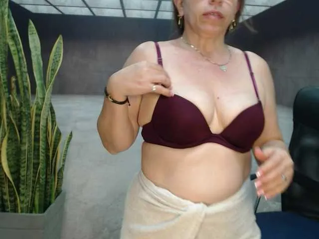 Live sex webcam photo for maturehot-1 #271285482