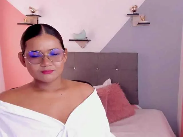 Live sex webcam photo for karinahotson1 #271297963