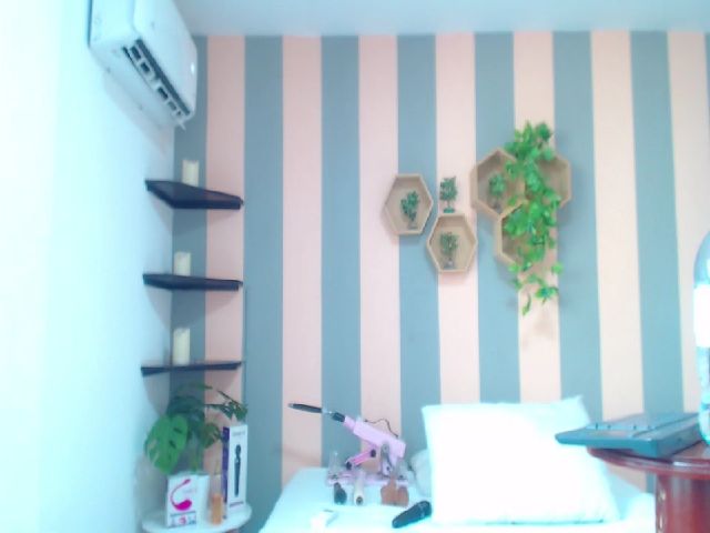 Live sex webcam photo for Aleja_10 #271299323