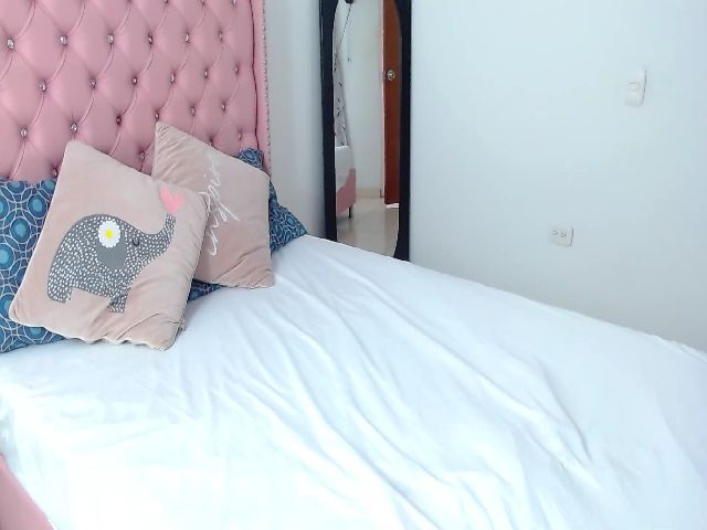 Live sex webcam photo for Esstefania #271294236