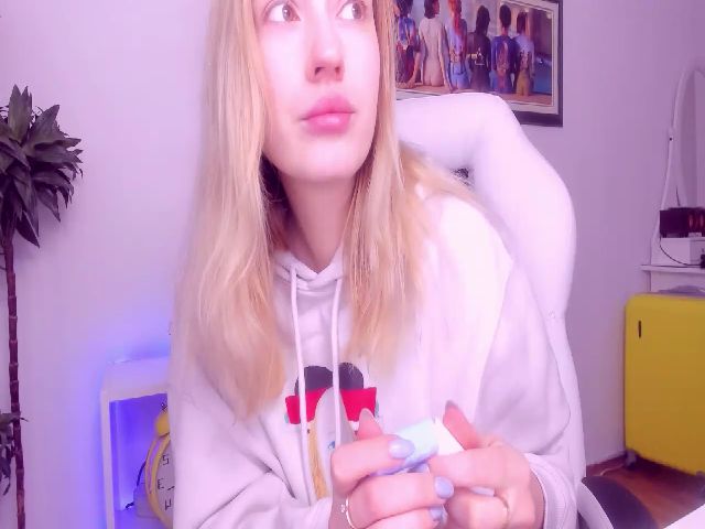 Live sex webcam photo for HotCarolineXO #271294607