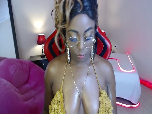 Live sex webcam photo for Canela01 #271294357