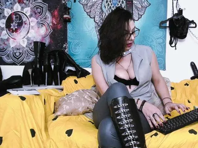 Live sex webcam photo for GoddessShae #271289771