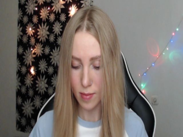 Live sex webcam photo for MagicElfie #271299136