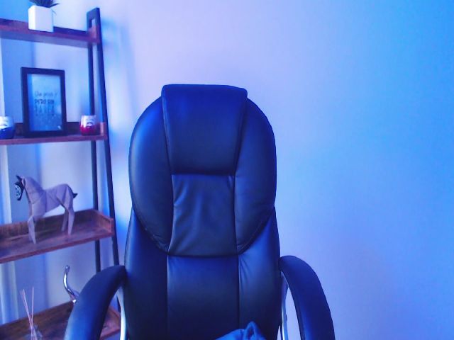 Live sex webcam photo for Emiily__ #271295494