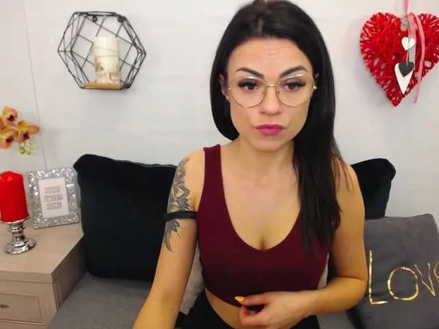 Live sex webcam photo for EmilyQueen #271310307