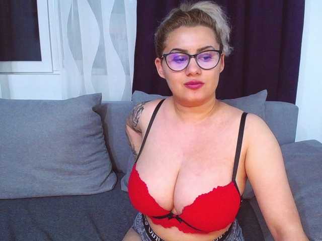 Live sex webcam photo for O-Queen #271314056