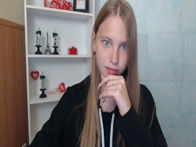 Live sex webcam photo for SshyTeen #271307044