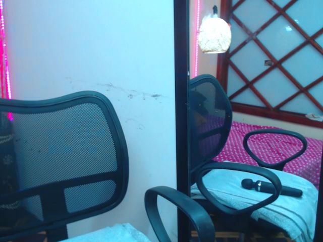 Live sex webcam photo for KellyJhons #271304333