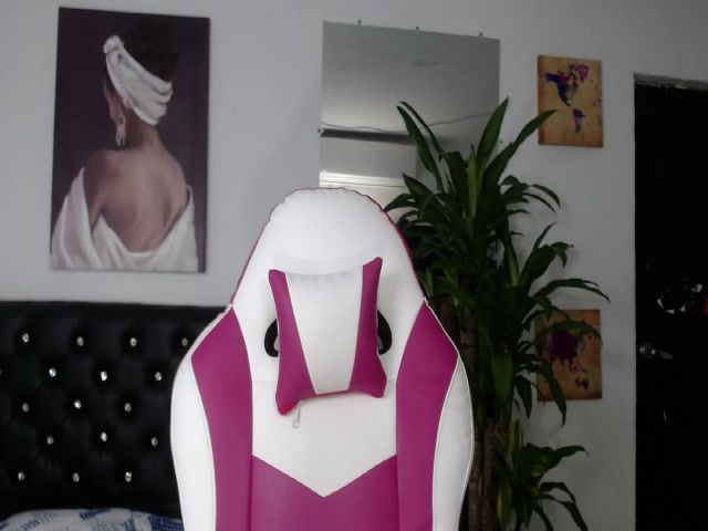 Live sex webcam photo for Andrea_greey #271302945