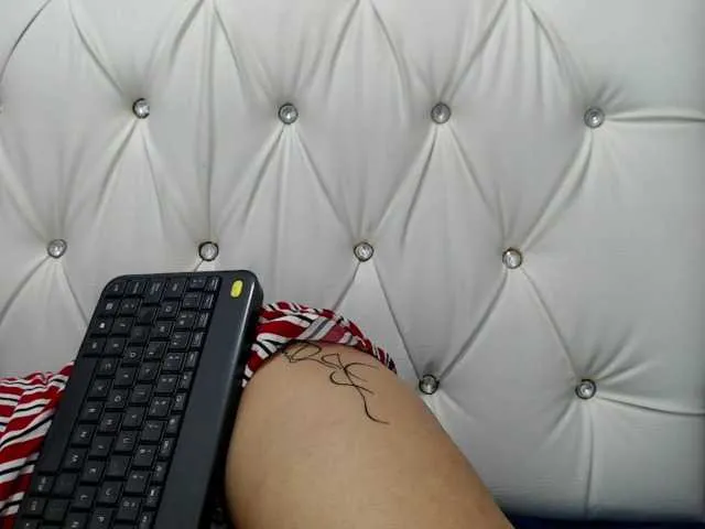 Live sex webcam photo for JuliaReeves #271314976