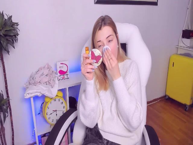 Live sex webcam photo for HotCarolineXO #271311501