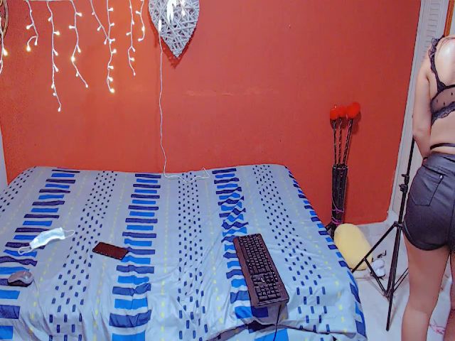 Live sex webcam photo for Emira2 #271310887