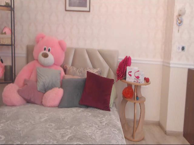 Live sex webcam photo for GinaLewis #271310742