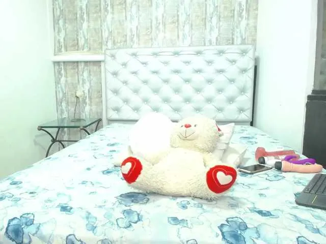Live sex webcam photo for KiaraKaneel #271319341