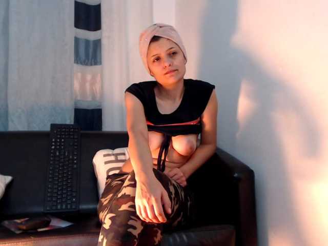 Live sex webcam photo for EllaRose29 #271330678