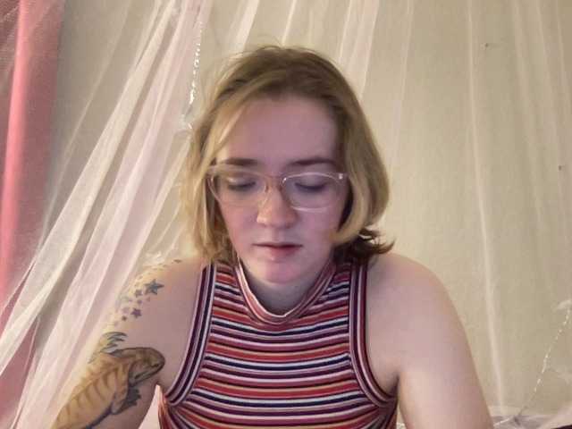 Live sex webcam photo for CandyBurger21 #271323321