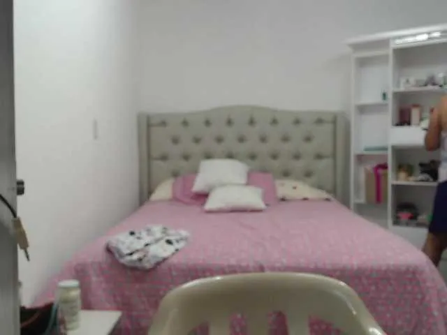 Live sex webcam photo for RoxanaMilf #271330550