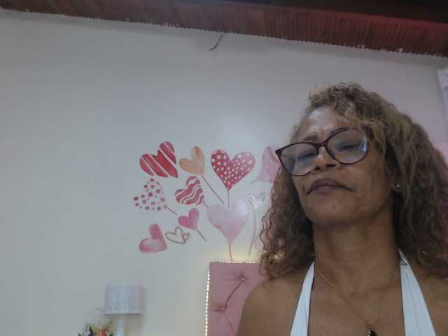 Live sex webcam photo for BustyXMilf #271330495