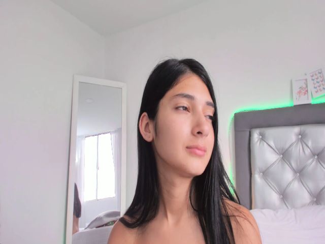 Live sex webcam photo for Emmily_ #271332475
