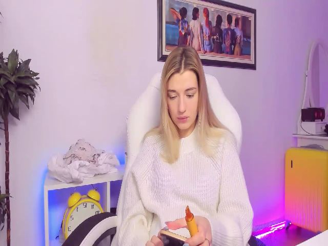 Live sex webcam photo for HotCarolineXO #271328054