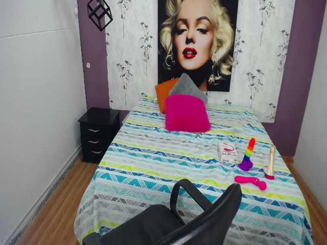 Live sex webcam photo for Alenaa_1 #271327699